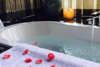 苏州虎丘水疗池中的失重冥想：当身体学会漂浮